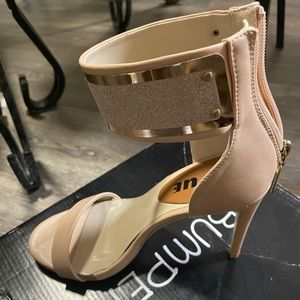 Size 8 beige/nude heels